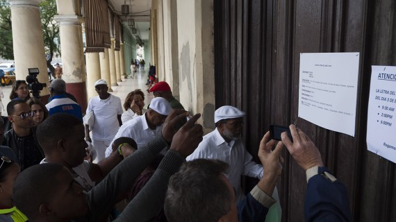 Cubanos leyendo la Letra del Año en la sede de la Asociación Yoruba. Imagen de referencia Cubanos leyendo la Letra del Año en la sede de la Asociación Yoruba. Imagen de referencia