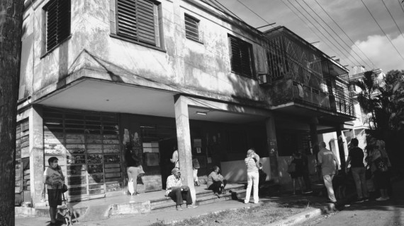 Cubanos hacen fila para comprar alimentos en La Habana. Foto: cortesía del autor Cubanos hacen fila para comprar alimentos en La Habana. Foto: cortesía del autor