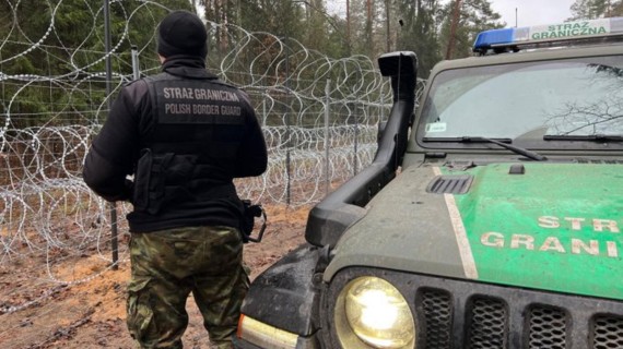 Efectivo de seguridad vigilando frontera polaca con Bielorrusia. Foto: Guardia de Fronteras Efectivo de seguridad vigilando frontera polaca con Bielorrusia. Foto: Guardia de Fronteras
