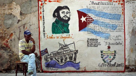 Cubano frente a un mural político sobre Fidel Castro. Foto: EFE Cubano frente a un mural político sobre Fidel Castro. Foto: EFE