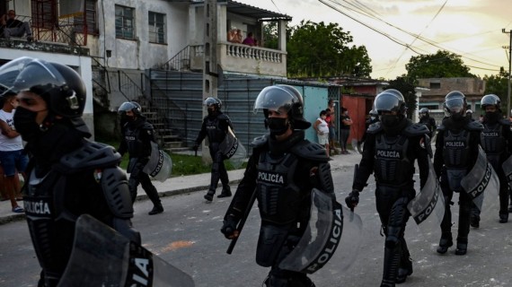 HRW: Continúan detenciones, malos tratos, persecución y censura en Cuba Juan Pappier, investigador sénior para las Américas de HRW, señaló en Twitter que "en 2021, Cuba vivió las mayores protestas en décadas. El régimen respondió brutalmente"