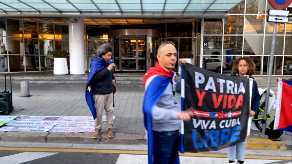 Protestan frente a oficinas de Meliá en Barcelona por sus negocios con régimen cubano "Apliquen principios éticos y dejen de hacer negocios con una dictadura militar asesina", fue la petición de los cubanos en las oficinas de Meliá el 29 de enero anterior
