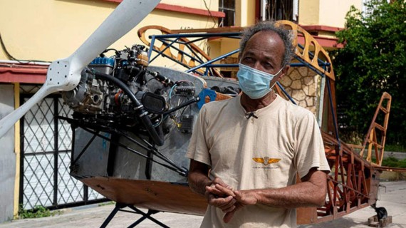 Adolfo Rivera y su avión. Foto: Prensa Latina Adolfo Rivera y su avión. Foto: Prensa Latina