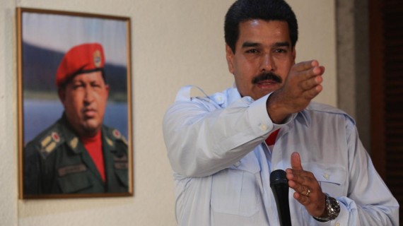 Dictador Nicolás Maduro y retrato de Hugo Chávez. Foto: chavezcandanga Dictador Nicolás Maduro y retrato de Hugo Chávez. Foto: chavezcandanga