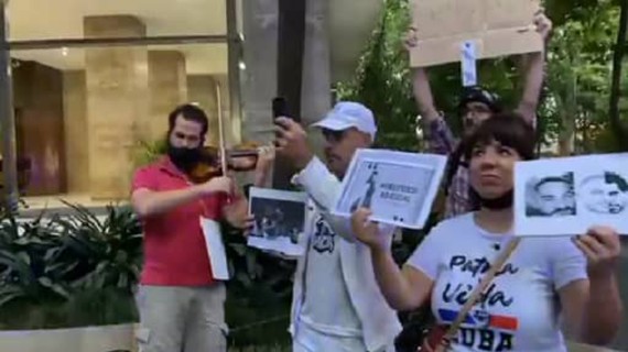 Cubanos protestan frente a embajada castrista en Argentina Cubanos protestan frente a embajada castrista en Argentina