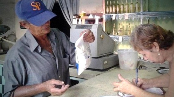 Venta de leche en bodega de Cuba. Foto: ACN Venta de leche en bodega de Cuba. Foto: ACN