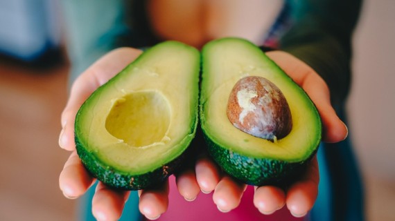 Mujer con aguacates en las manos. Foto: Pixabay Mujer con aguacates en las manos. Foto: Pixabay