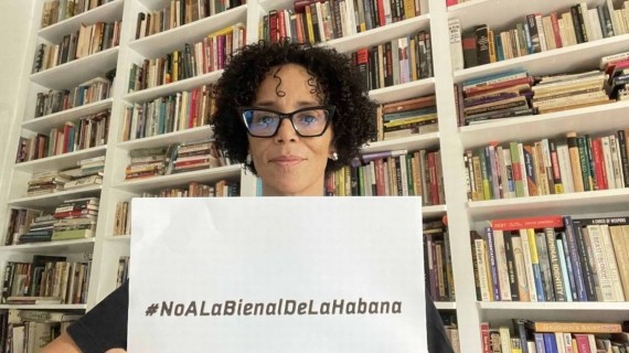En su podcast Chapeando, la periodista oficialista Arleen Rodríguez Derivet dijo que "Con todo le tiraron. Con todo", acerca de la XIV Bienal de La Habana
