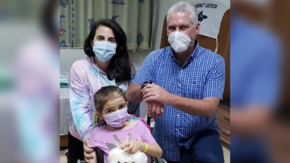 Madre de niña uruguaya atendida en Cuba dice que cubanos migran 'huyendo del bloqueo' De acuerdo con Nazzari, "todos los que he conocido acá, aman y extrañan su país, pero no aguantan más el bloqueo yanki"