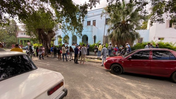 El usuario identificado en Twitter como jmfdez95 difundió la imagen donde se ve a varias personas haciendo una fila en el municipio Diez de Octubre