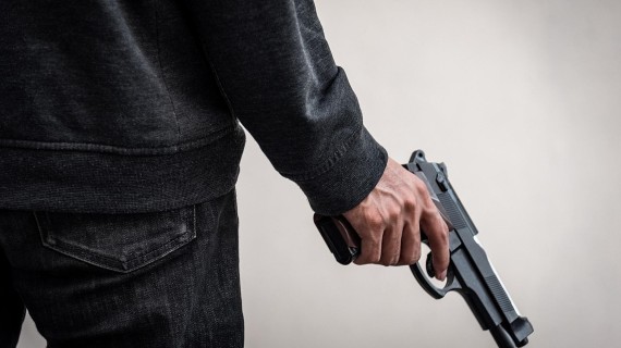 Hombre con pistola en la mano Hombre con pistola en la mano
