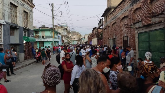 Habana: cubanos rodean mercado Cuatro Caminos Habana: cubanos rodean mercado Cuatro Caminos