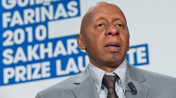 Guillermo Fariñas al recibir su Premio Sájarov 2010. Foto: Parlamento Europeo Guillermo Fariñas al recibir su Premio Sájarov 2010. Foto: Parlamento Europeo