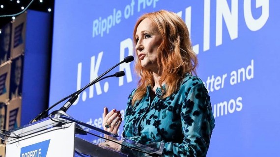 La famosa escritora británica le respondió a Putin con un fuerte mensaje en su cuenta de Twitter La famosa escritora británica le respondió a Putin con un fuerte mensaje en su cuenta de Twitter