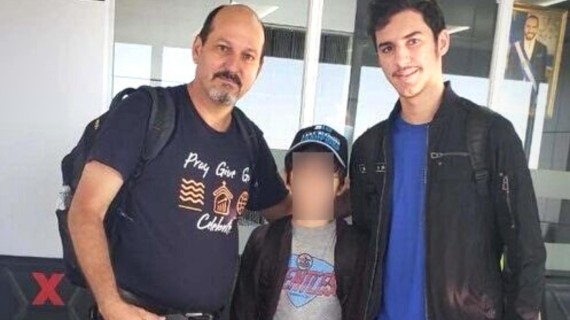 Pastor Carlos Sebastián Hernández Armas y sus hijos en aeropuerto de El Salvador. Foto: Facebook de Mario Lleonart Pastor Carlos Sebastián Hernández Armas y sus hijos en aeropuerto de El Salvador. Foto: Facebook de Mario Lleonart