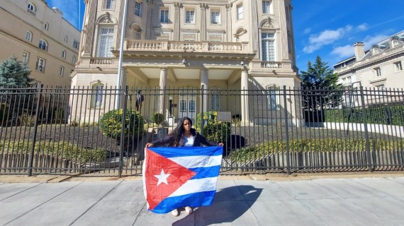 Embajada de Cuba en Washington no atiende a activista Anamely Ramos "¿Por qué tienen una embajada en este país? ¿Por qué tienen embajadas en el mundo? ¿Por qué el mundo los reconoce si ellos no reconocen a los cubanos?", agregó