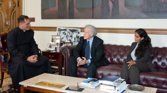 Secretario de la OEA recibe a Anamely Ramos y padre Castor Álvarez De acuerdo con el secretario general de la OEA conversaron "sobre la grave situación represiva que sufren los presos políticos, especialmente los menores"