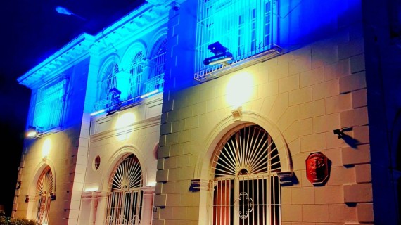 Embajada de Francia en La Habana de azul y amarillo en apoyo a Ucrania La Embajada de Francia en La Habana también ilumina su fachada de azul y amarillo en apoyo a Ucrania