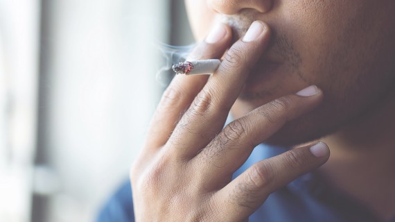 Hombre fumando un cigarrillo | Shutterstock