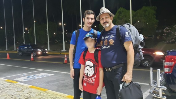 El Salvador permite ingreso a pastor bautista que escapó de Cuba El pastor escapó de Cuba y permaneció varado en el aeropuerto internacional de El Salvador, con sus hijos menores de edad