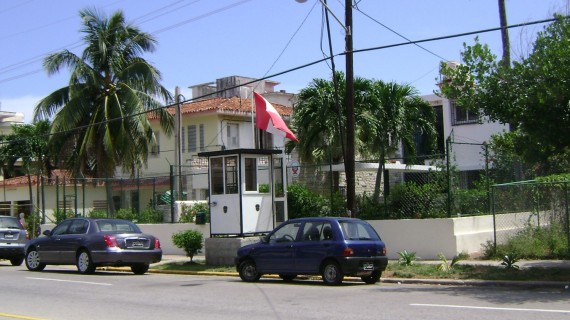 Perú no requiere visa de tránsito para cubanos Quienes se dirijan de manera directa al área de conexiones internacionales del aeropuerto, para luego continuar con su viaje hacia otro destino, no requieren visa de tránsito