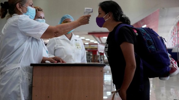 Viajera llega a terminal aérea cubana (ADN Cuba) Viajera llega a terminal aérea cubana (ADN Cuba)