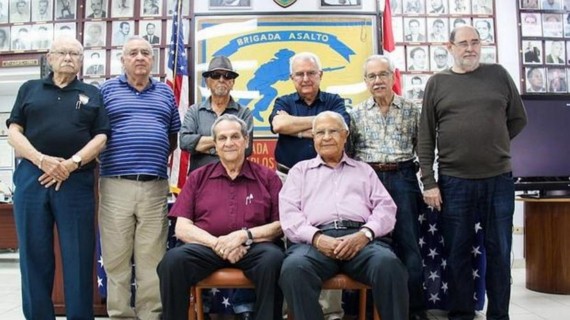 DeSantis felicita a veteranos de Brigada 2506 DeSantis felicita a veteranos de Brigada 2506