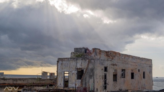 Rayos de sol entre tormenta sobre ruina en La Habana. Foto: ADN Cuba Rayos de sol entre tormenta sobre ruina en La Habana. Foto: ADN Cuba
