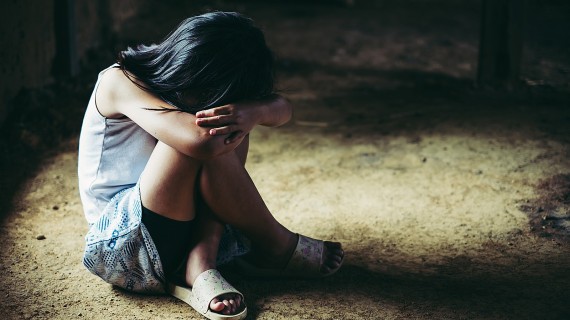 Delincuentes violentos con niños. concepto para dejar de abusar de la violencia.secuestro, un niño temeroso, Derechos Humanos Delincuentes violentos con niños. concepto para dejar de abusar de la violencia.secuestro, un niño temeroso, Derechos Humanos