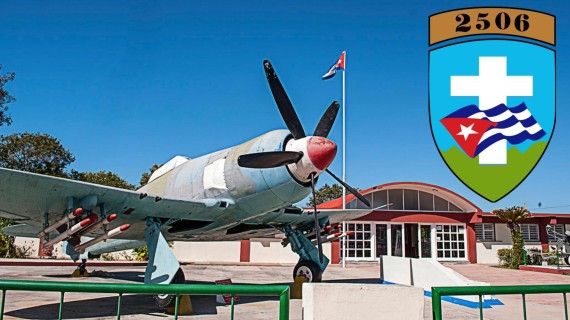 Avión que participó en combates de Bahía de Cochinos y escudo de la Brigada 2506 Avión que participó en combates de Bahía de Cochinos y escudo de la Brigada 2506