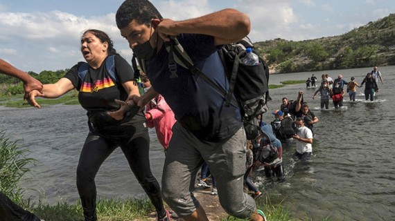 Migrantes cubanos cruzan el río Bravo (Foto Milenio) Migrantes cubanos cruzan el río Bravo (Foto Milenio)