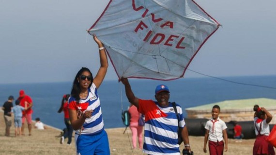 Actividad de propaganda con papalotes en Cuba