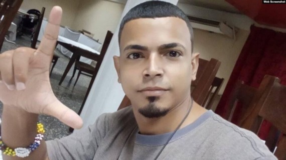 Denuncian golpiza contra prisionero político Adrián Góngora Los 13 presos manifestantes del 11 de julio de 2021 en la en la Prisión provincial de Holguín, se encuentran en huelga de hambre