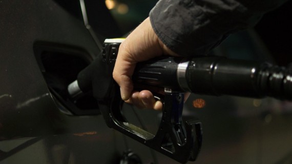Imagen de referencia de hombre echando gasolina en auto. Foto: Pixabay Imagen de referencia de hombre echando gasolina en auto. Foto: Pixabay