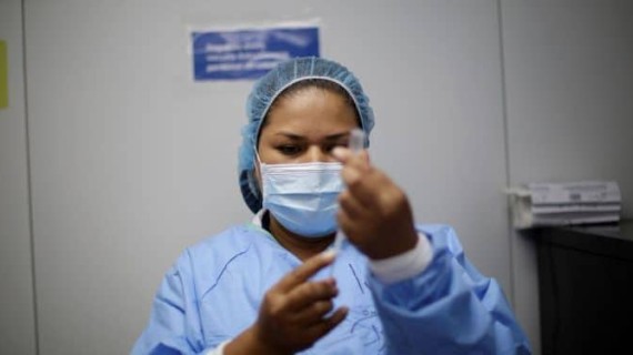 Enfermera cubana se prepara para inyectar vacuna contra la Covid-19 Enfermera cubana se prepara para inyectar vacuna contra la Covid-19