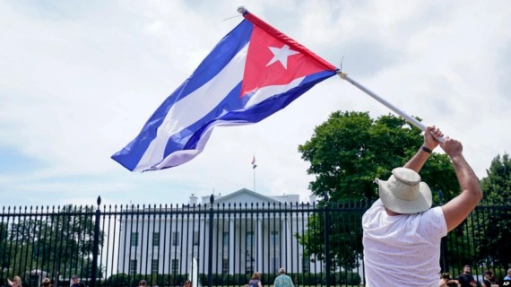 Un manifestante hace ondear una bandera cubana frente a la Casa Blanca (AP) Un manifestante hace ondear una bandera cubana frente a la Casa Blanca (AP)