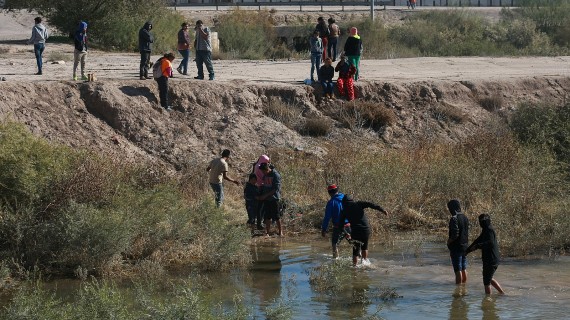 Migrantes cruzando el río Bravo Migrantes cruzando el río Bravo