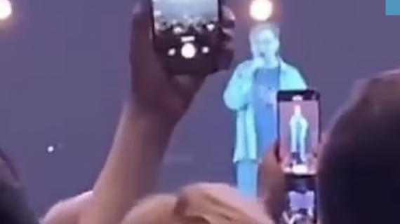 Miles de jóvenes corean "A la mierda la guerra" en un concierto en San Petersburgo Miles de jóvenes corean "A la mierda la guerra" en un concierto en San Petersburgo