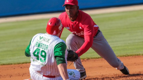 Pelotero cubano en Serie del Caribe. Foto: JIT Pelotero cubano en Serie del Caribe. Foto: JIT
