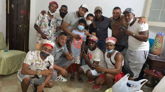 Abakuás ayudan a niño que lo perdió todo en explosión del Saratoga También la internauta Ailín Taylor compartió la publicación y escribió: "Es humanidad. Ayudando a los que recibieron daños y entre ellos mi papá, estoy muy orgullosa de ti papá"