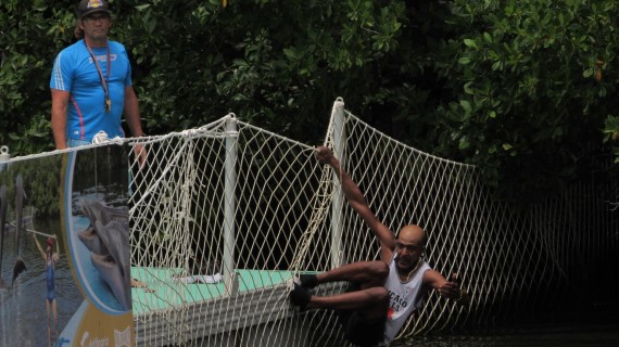 Detenido por pedir "libertad para los delfines". Foto: Tremenda Nota/Twitter Detenido por pedir "libertad para los delfines". Foto: Tremenda Nota/Twitter