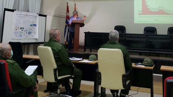 Dr. Francisco Durán en Estado Mayor de la Defensa Civil. Foto: Presidencia Cuba/Facebook