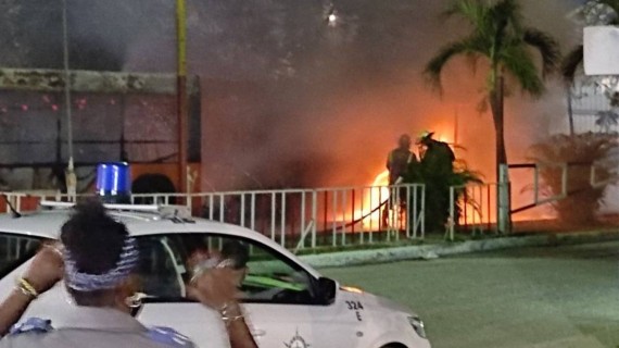 Se incendia ómnibus P8 en La Habana No hubo víctimas, ya que el vehículo se encontraba en el paradero, fuera de circulación