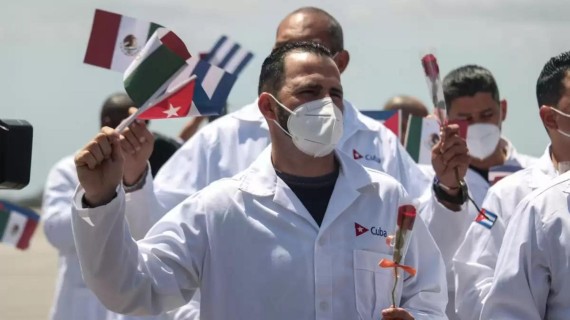 Médicos mexicanos rechazan contratación de galenos cubanos  "En México hay profesionales de salud suficientes. Lo que hace falta son plazas dignas, seguras, bien remuneradas y con los insumos suficientes"