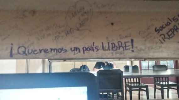 Reportan pintadas en biblioteca de la Universidad de La Habana Varias consignas como "Viva Cuba libre", "Socialismo sí, represión no" y "Autonomía universitaria" aparecieron en las paredes de la biblioteca universitaria
