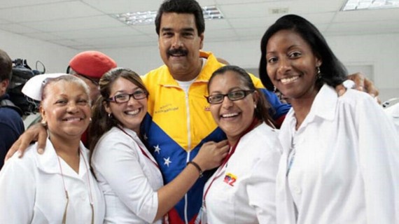 Médicos cubanos junto a Nicolás Maduro (EFE)