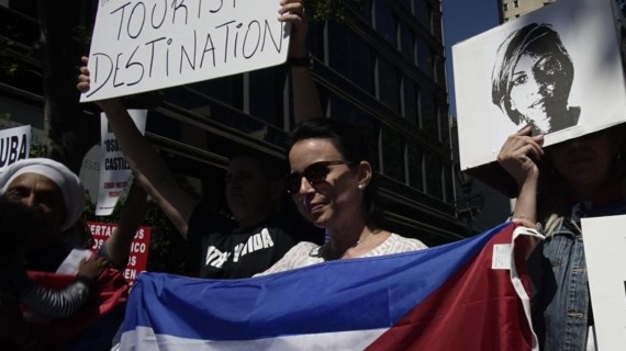 Omara Ruiz Urquiola en manifestación en EEUU. Foto: ADN Cuba Omara Ruiz Urquiola en manifestación en EEUU. Foto: ADN Cuba