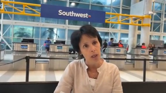 Omara Ruiz Urquiola en el aeropuerto internacional de Fort Lauderdale. Captura de pantalla