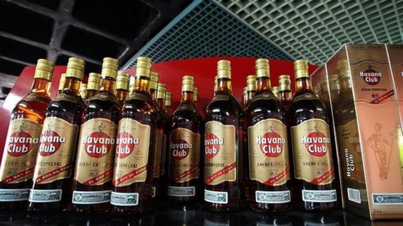 Confiscan tabaco y licor cubanos en Miami Confiscan tabaco y licor cubanos en Miami