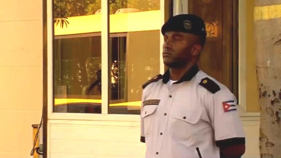 Agente de Sepsa custodia embajada en La Habana. Agente de Sepsa custodia embajada en La Habana.